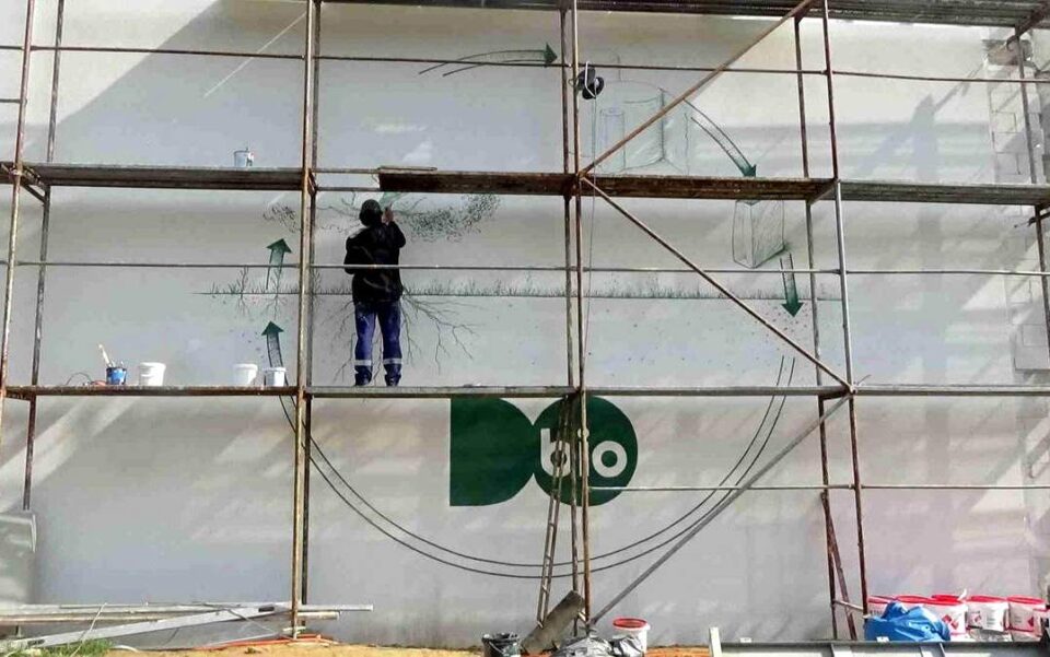 Jak namalować duże logo na hali?