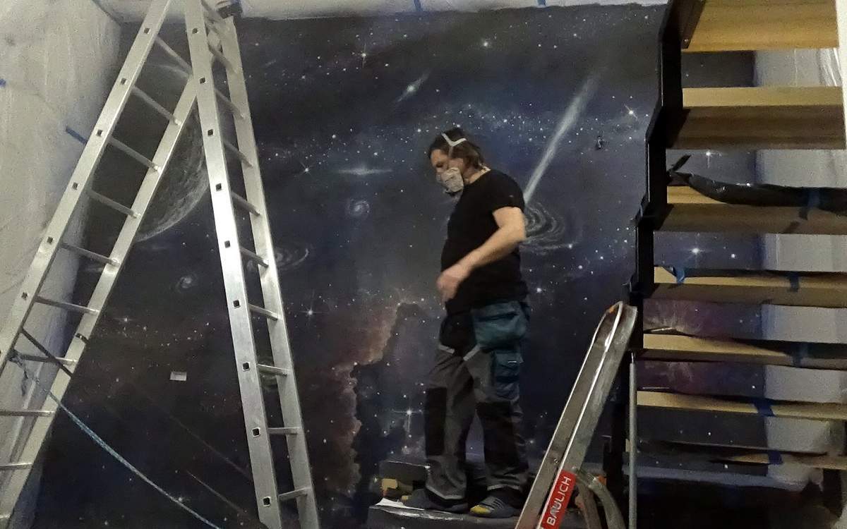 Artystyczne malowanie ściany, Kosmiczny mural, malowanie gwiazd