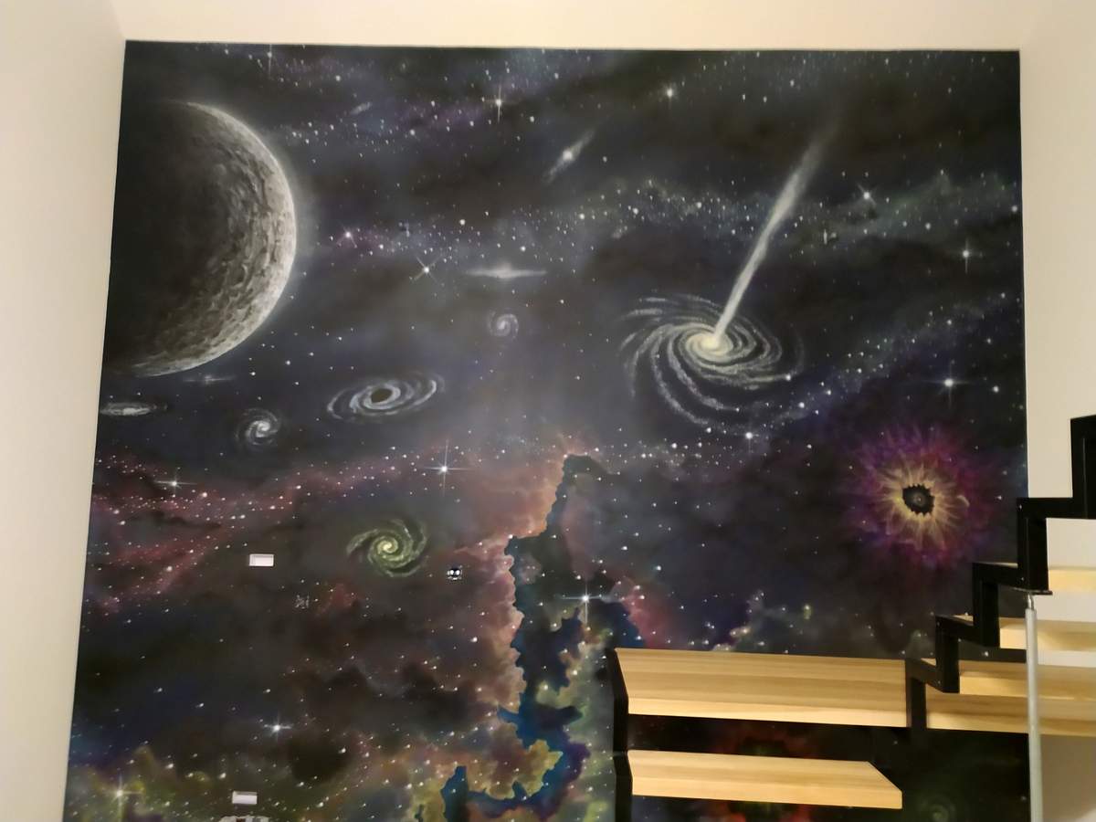Mural, malowanie kosmosu w salonie