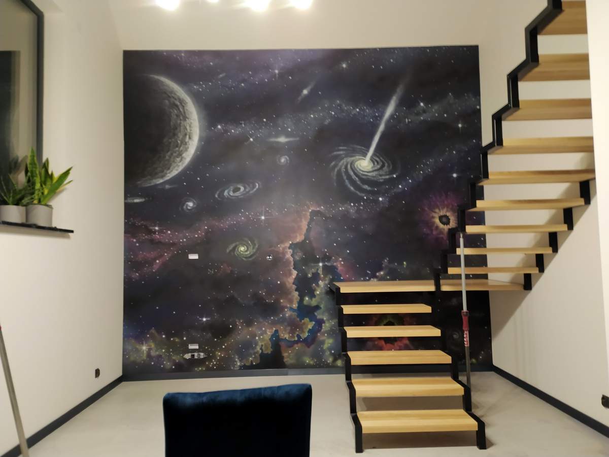 Mural w salonie, malowanie kosmosu na ścianie