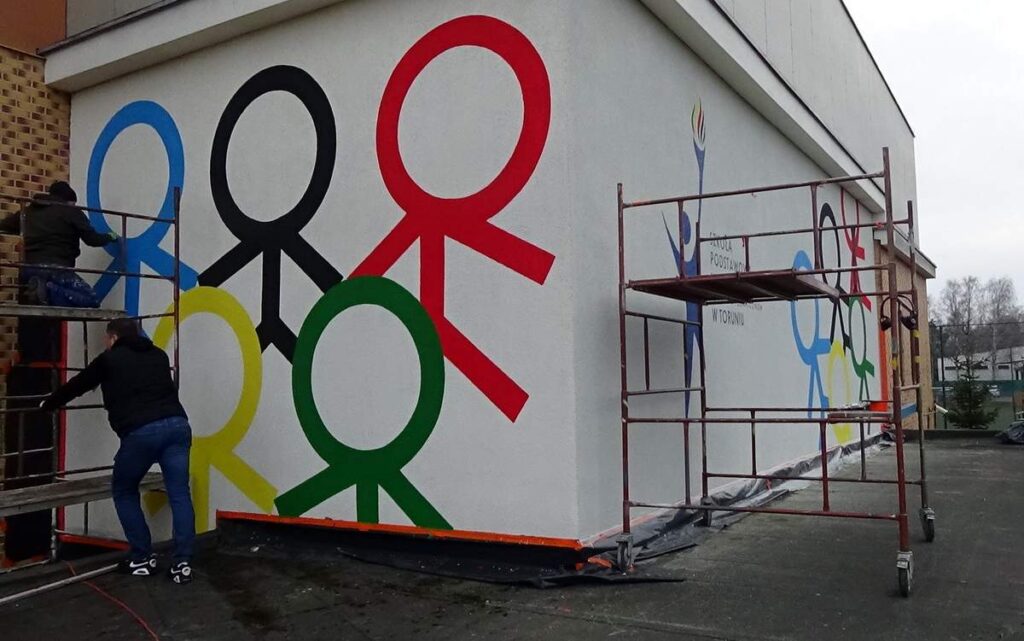 mural - malowanie logo w Toruniu na szkole nr 35 im Polskich Olimpijczyków w Toruniu