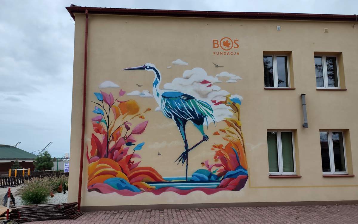 Mural, malowanie żurawia, mural o tematyce przyrodniczej, Mural na szkole, tematyka muralu ochrona zagrożonych gatunków
