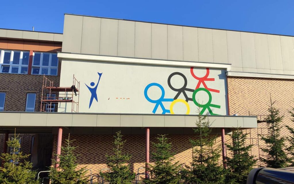 mural - malowanie logo w Toruniu na szkole nr 35 im Polskich Olimpijczyków w Toruniu