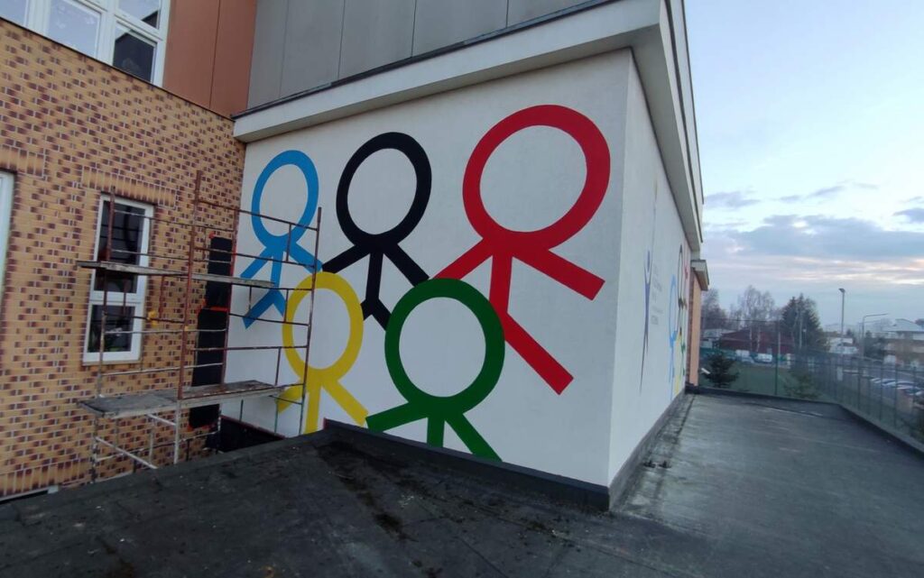 mural - malowanie logo w Toruniu na szkole nr 35 im Polskich Olimpijczyków w Toruniu