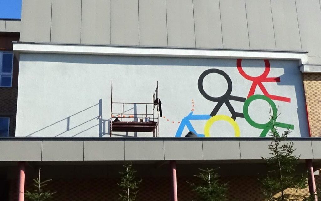 Malowanie logotypu na ścianie w szkole w Toruniu, malowanie murali i logotypów