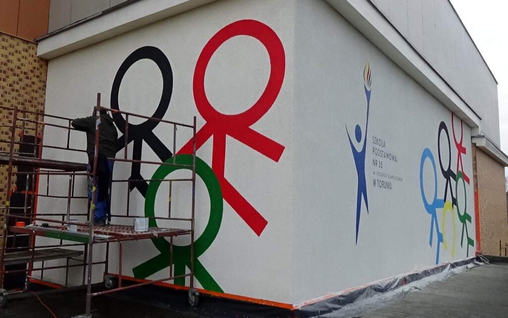 Mural na szkole Sp 35 im. Polskich Olimpijczyków w Toruniu, logo sportowe namalowane na ścianie