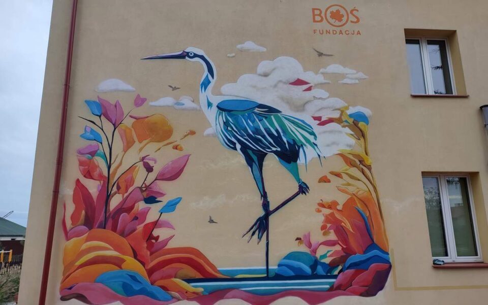 malowanie żurawia na budynku szkolnym, mural przyrodniczy Fiokówka, mural