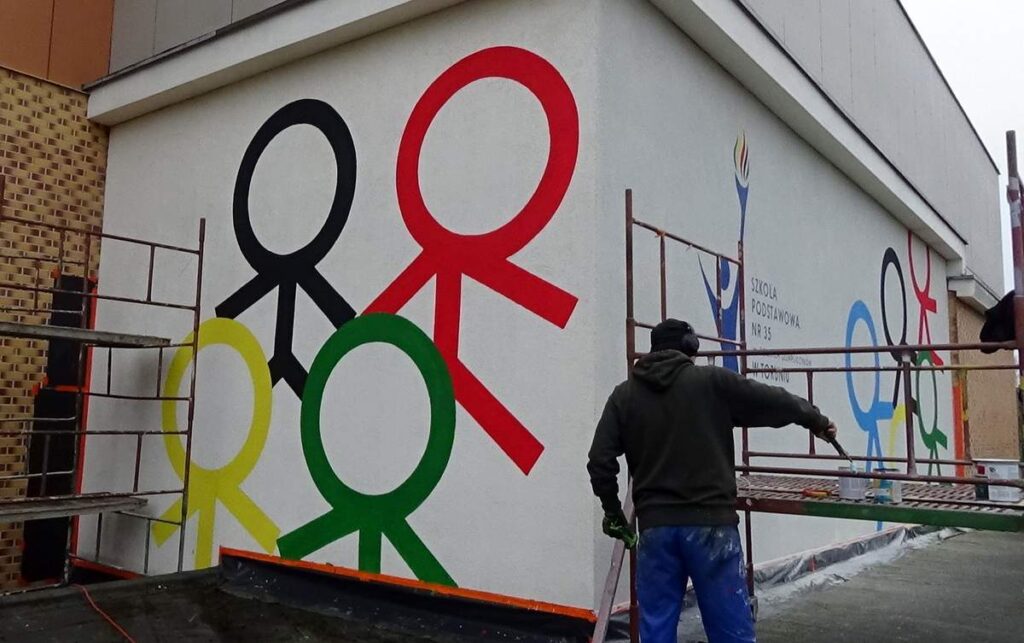 Mural na szkole Sp 35 im. Polskich Olimpijczyków w Toruniu, logo sportowe namalowane na ścianie