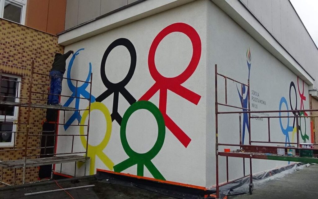 Mural na szkole Sp 35 im. Polskich Olimpijczyków w Toruniu, logo sportowe namalowane na ścianie