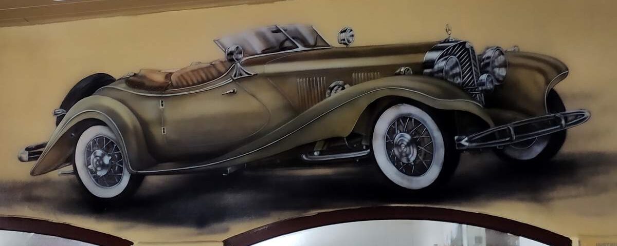 Mural w warsztacie samochodowym, malowanie zabytkowego mercedesa na ścianie