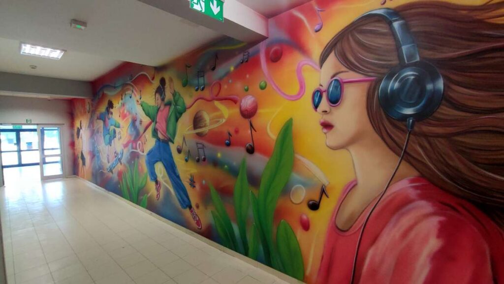 Inspirujący Mural na korytarzu szkolnym, malowanie przestrzeni szkolnej