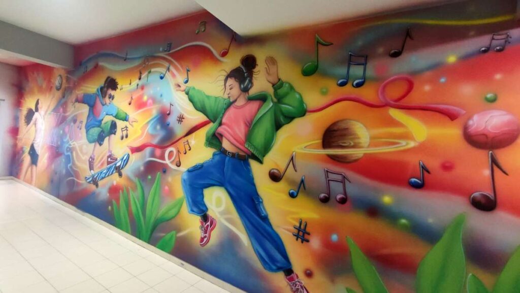 Inspirujący Mural na korytarzu szkolnym, malowanie przestrzeni szkolnej