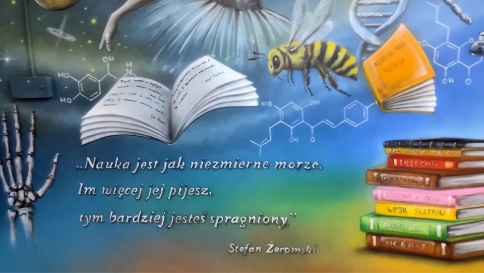 Kolorowy mural w szkole o czytaniu i wyobraźni