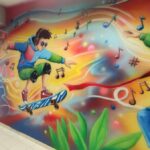 Mural młodzieżowy w szkole wykonany na korytarzu szkolnym
