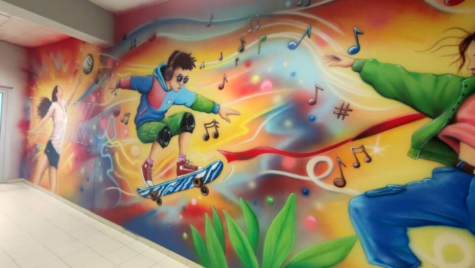 Mural młodzieżowy w szkole wykonany na korytarzu szkolnym
