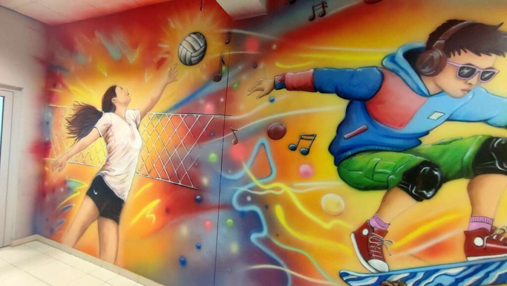 Mural młodzieżowy w szkole wykonany na korytarzu szkolnym