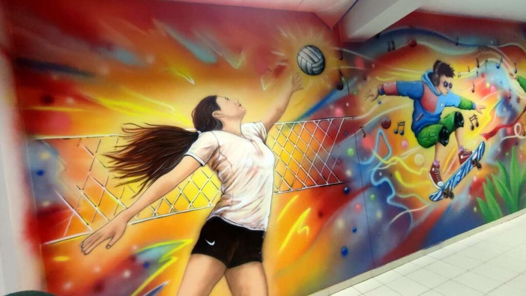 Mural młodzieżowy w szkole wykonany na korytarzu szkolnym