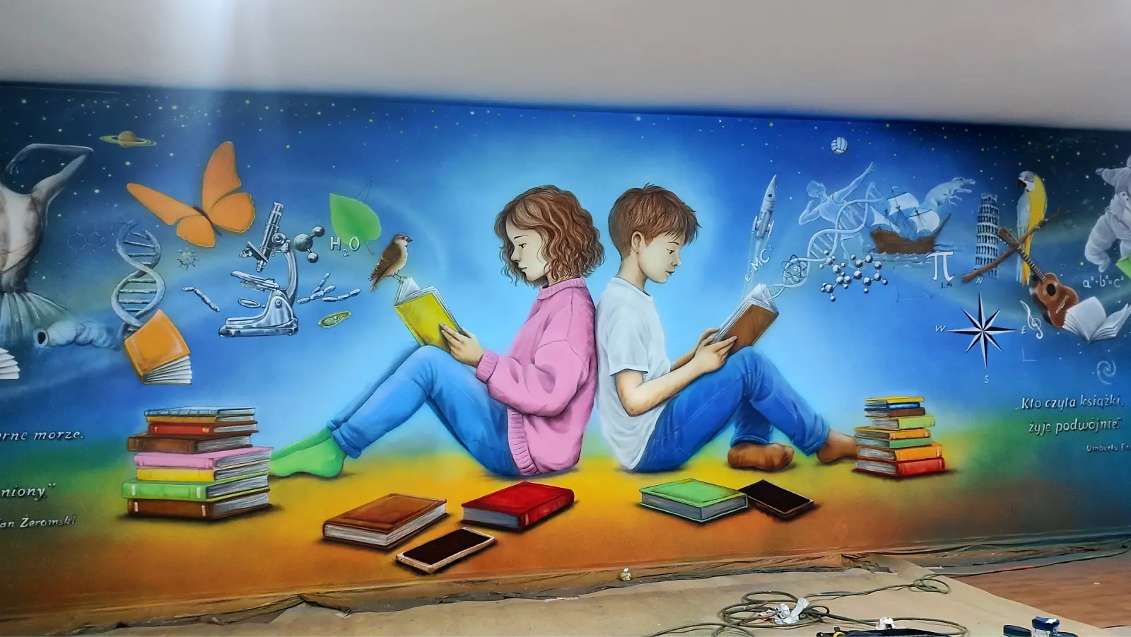 Mural namalowany w szkole, mural promujący czytelnictwo i edukację