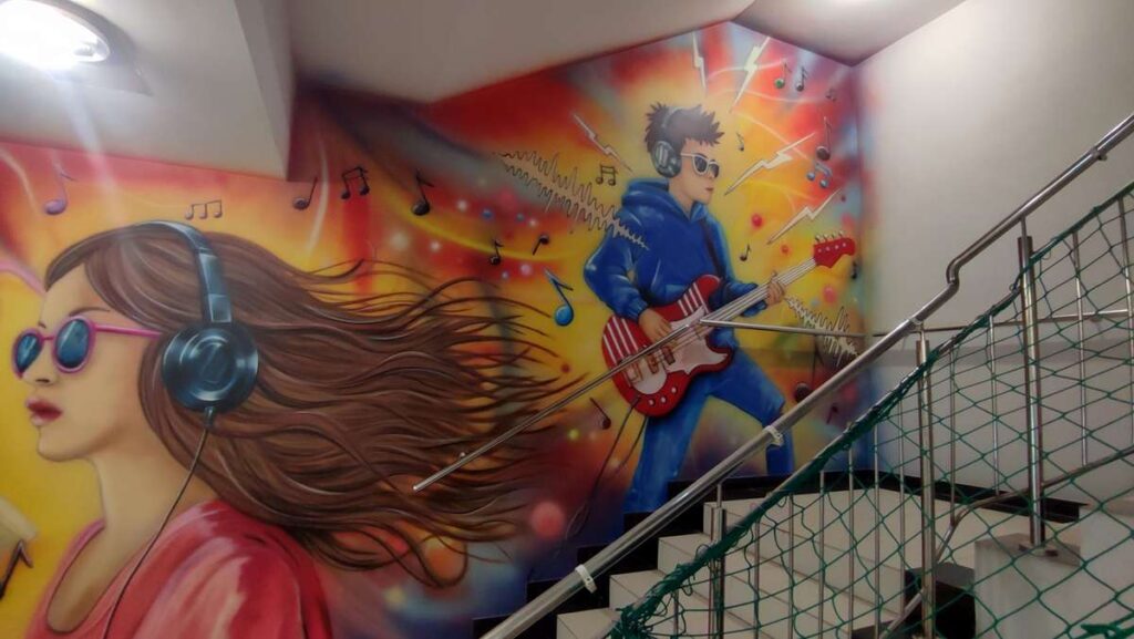 Inspirujący Mural na korytarzu szkolnym, malowanie przestrzeni szkolnej