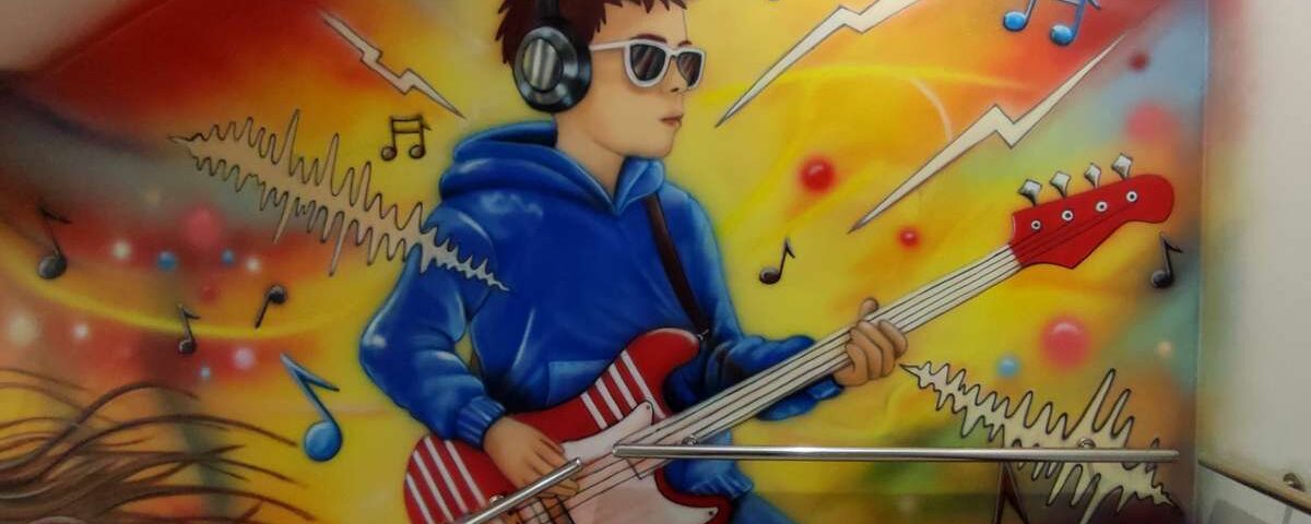 Mural na szkolnym korytarzu w Halinowie, mural młodzieżowy o zainteresowaniach i pasjach