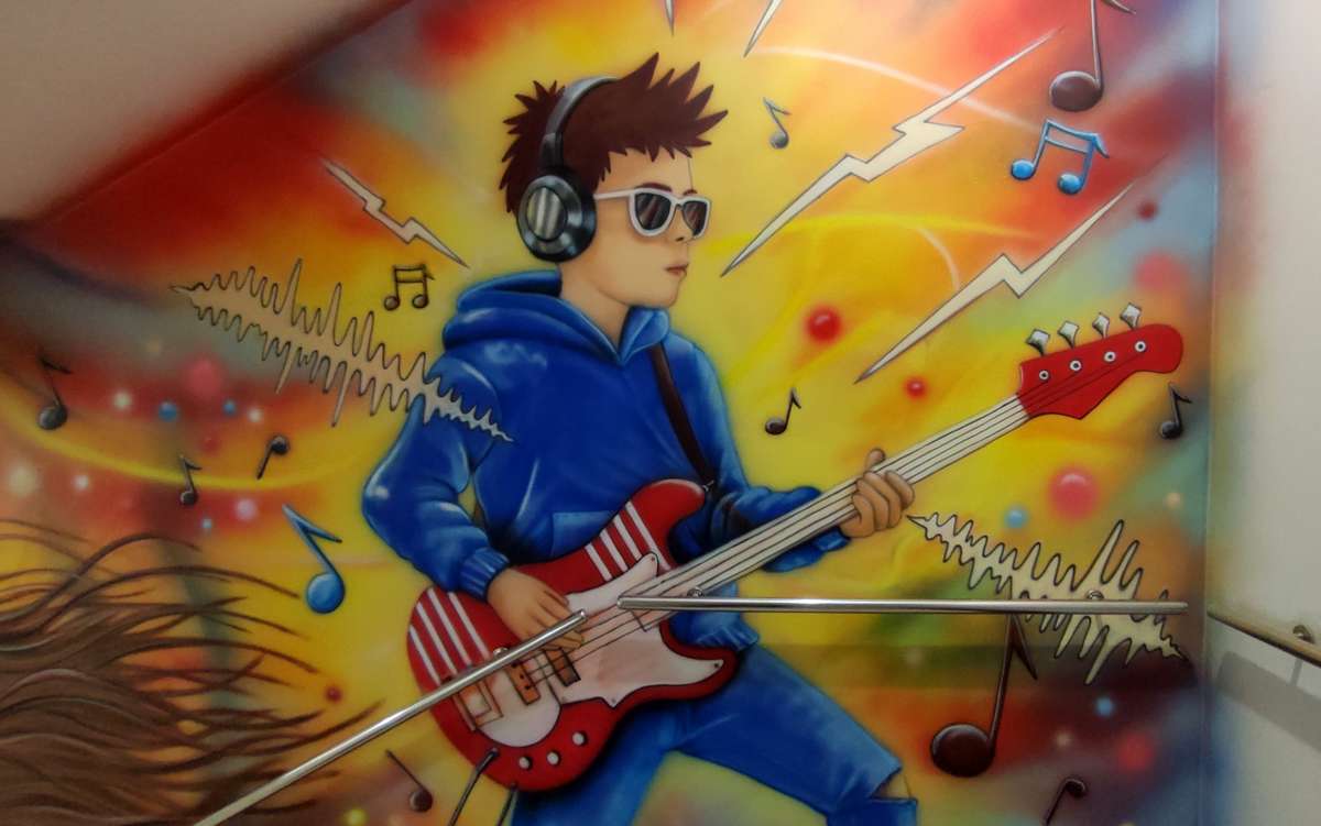 Mural młodzieżowy w szkole namalowany na szkolnym korytarzu