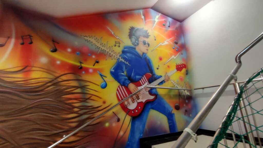 Inspirujący Mural na korytarzu szkolnym, malowanie przestrzeni szkolnej