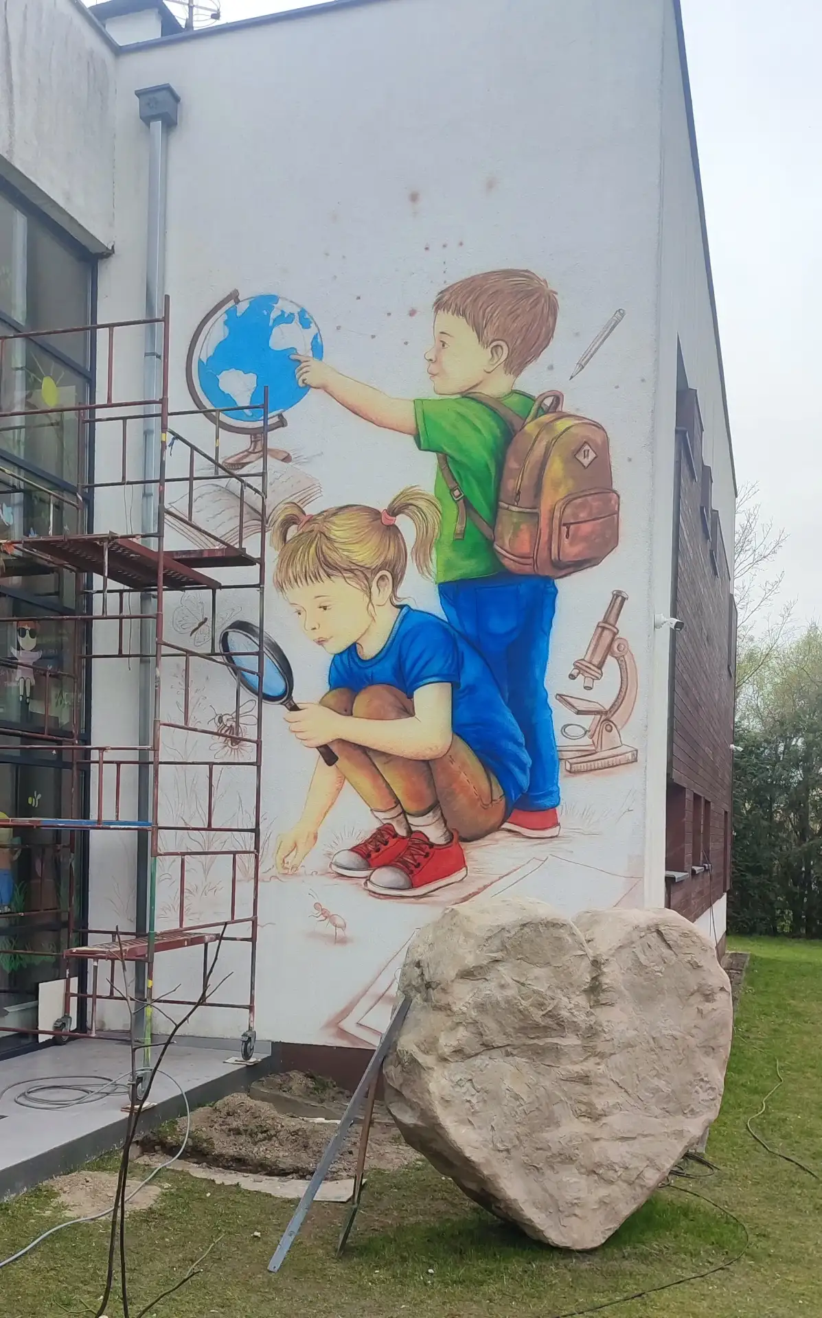 Mural edukacyjny w przedszkolu Poszukiwaczy Przygód w Stęszewie jest to mural ukazujący ciekawość świata