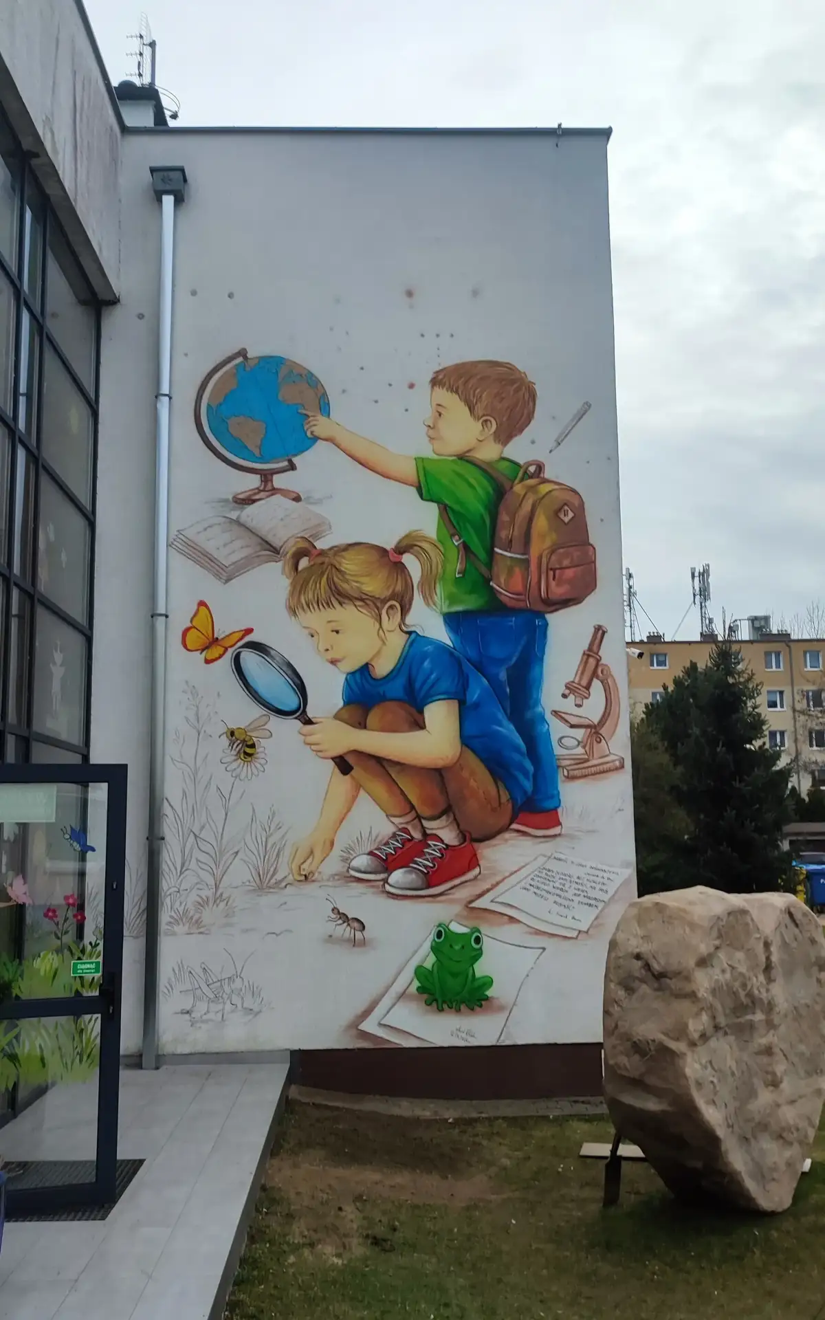 Mural edukacyjny w przedszkolu Poszukiwaczy Przygód w Stęszewie jest to mural ukazujący ciekawość świata
