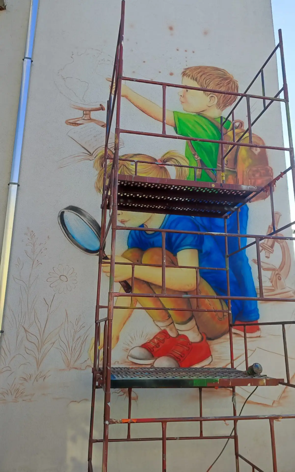 Mural edukacyjny w przedszkolu Poszukiwaczy Przygód w Stęszewie jest to mural ukazujący ciekawość świata