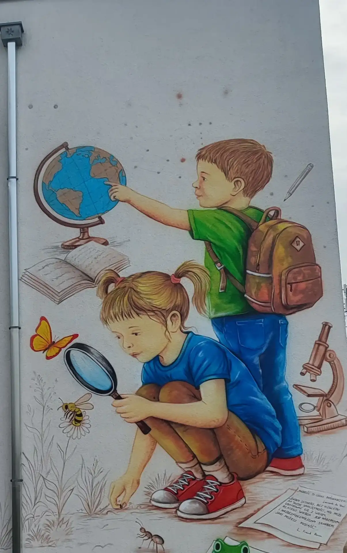 Mural edukacyjny w przedszkolu Poszukiwaczy Przygód w Stęszewie jest to mural ukazujący ciekawość świata