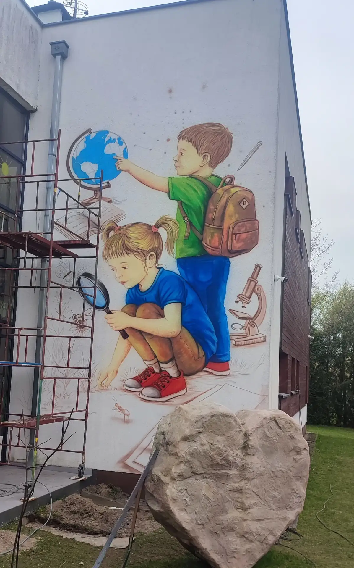 Inspirujący Mural w przedszkolu opowiadający o ciekawości i odkrywaniu świata