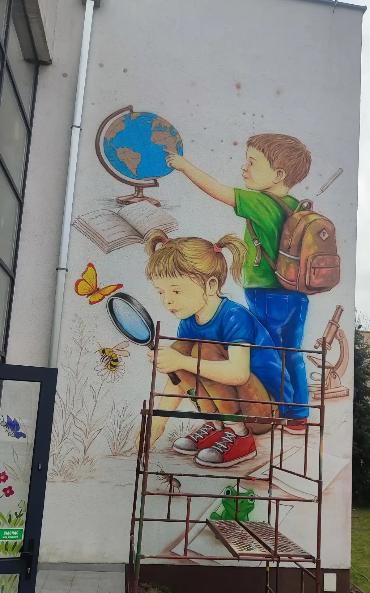 Inspirujący Mural w przedszkolu opowiadający o ciekawości i odkrywaniu świata