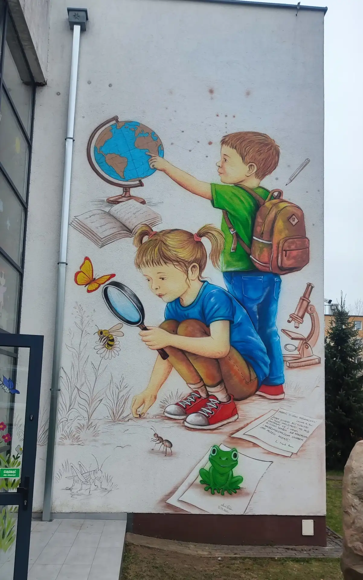 Mural zewnętrzny o tematyce edukacyjnej, malowanie przedszkola,