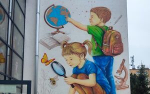 Mural w przedszkolu, malowanie - mali odkrywcy