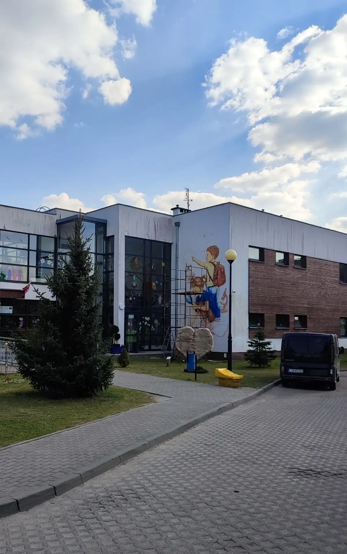 Mural zewnętrzny o tematyce edukacyjnej, malowanie przedszkola,