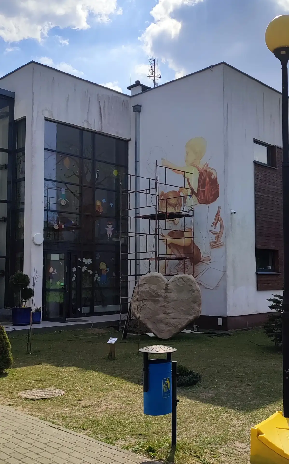 Inspirujący Mural w przedszkolu opowiadający o ciekawości i odkrywaniu świata