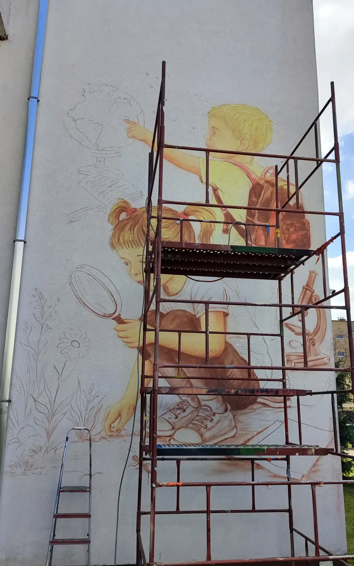 Mural edukacyjny w przedszkolu Poszukiwaczy Przygód w Stęszewie jest to mural ukazujący ciekawość świata