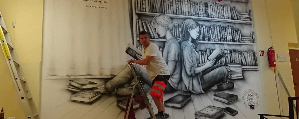 Mural o tematyce edukacyjnej, mural promujący czytelnictwo namalowany w szkole w Chojnowie