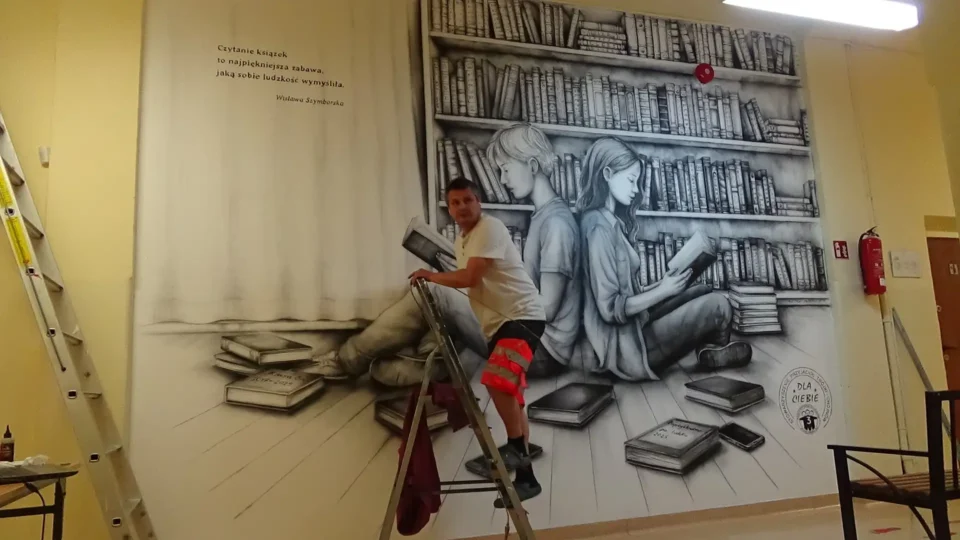 Mural o tematyce edukacyjnej, mural promujący czytelnictwo namalowany w szkole w Chojnowie