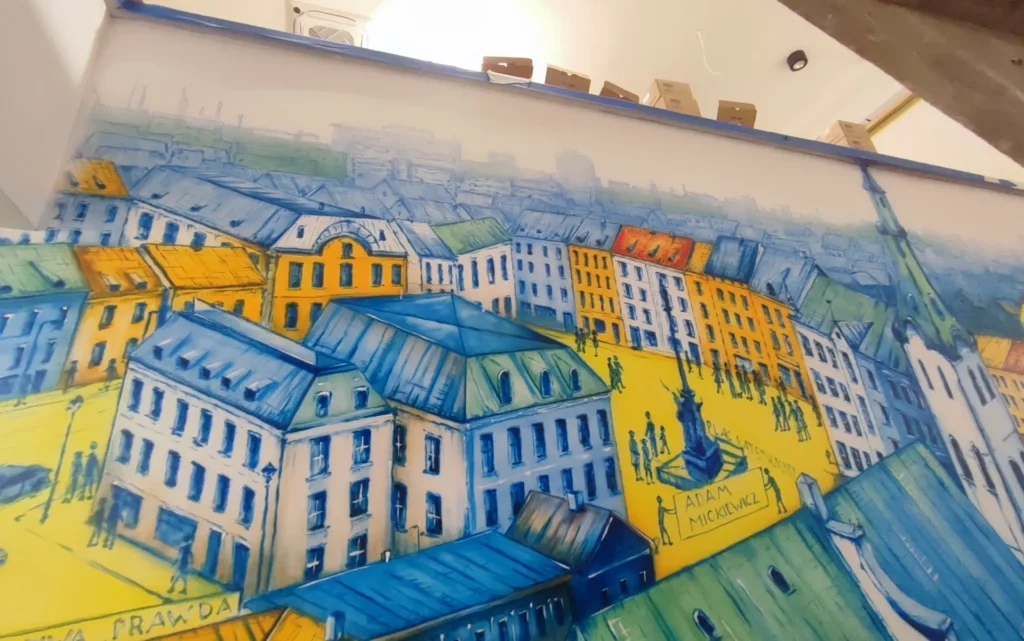 Mural na korytarzu o tematyce architektonicznej, malowanie panoramy Lwowa w abstrakcyjnej formie