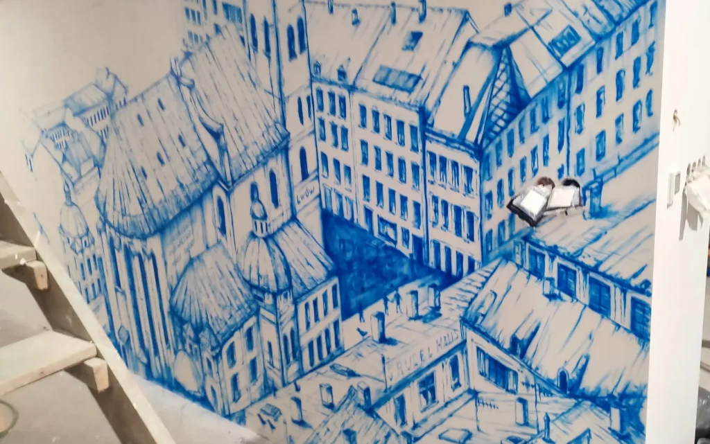 Mural na korytarzu o tematyce architektonicznej, malowanie panoramy Lwowa w abstrakcyjnej formie