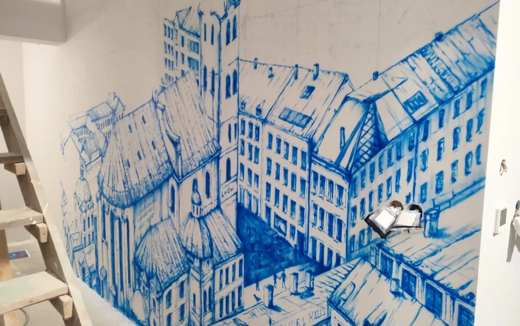Mural na korytarzu o tematyce architektonicznej, malowanie panoramy Lwowa w abstrakcyjnej formie
