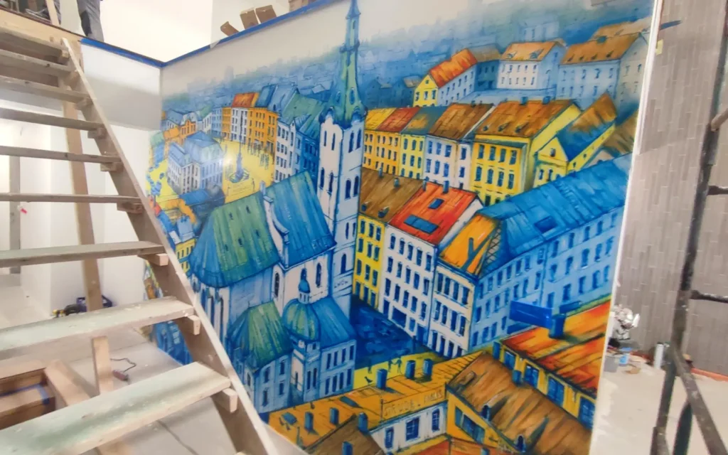 Mural, panoram miasta Lwowa w abstrakcyjnej kolorystyce