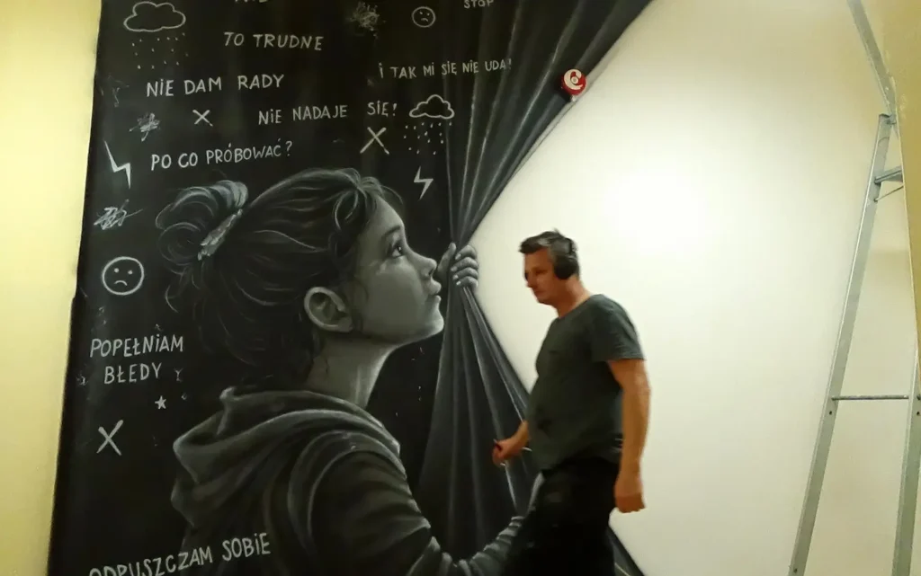 Mural w szkole namalowany na korytważu, motywacja