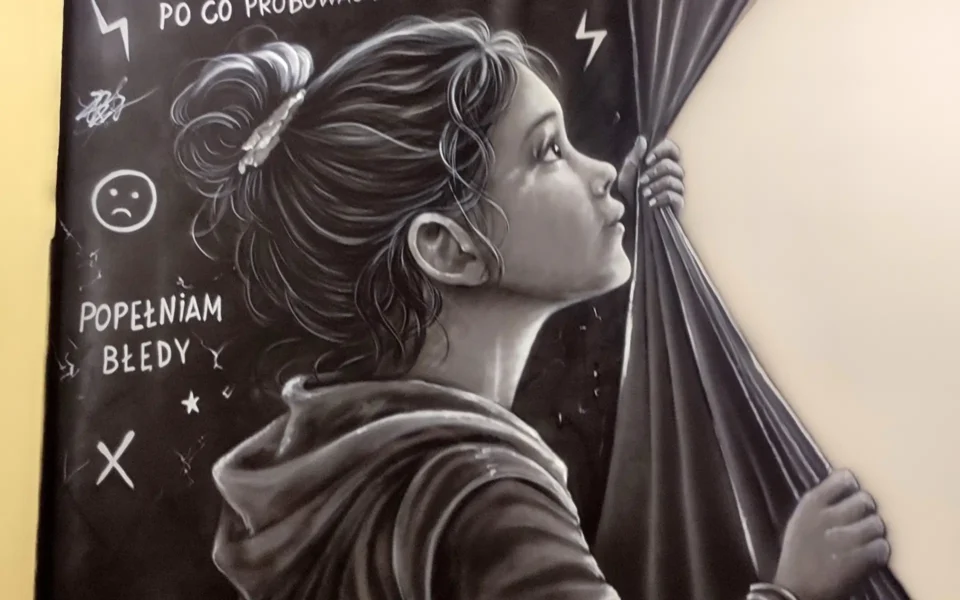 Mural motywacyjny z przeslaniem namalowany w szkole na korytarzu, dziewczynka i jej myśli