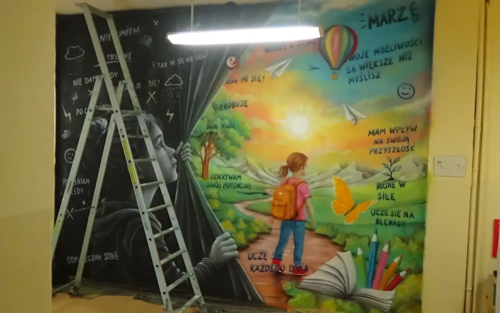 Mural w szkole, pozytywne przesłanie, inspirujący mural motywacyjny dla młodzieży namalowany w Chojnowie