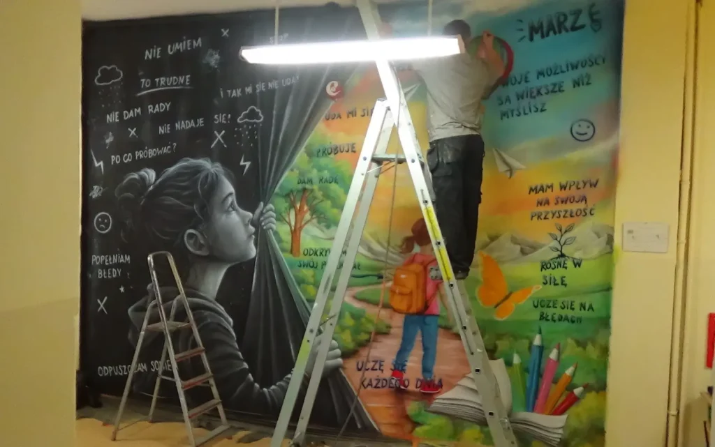 Mural z przesłaniem namalowany w szkole w Chojnowie, szkolny korytarz, przesłanie i motywacja