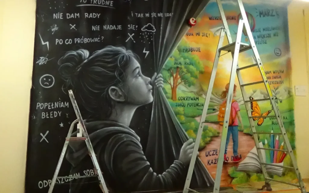 Mural z przesłaniem namalowany w szkole w Chojnowie, szkolny korytarz, przesłanie i motywacja