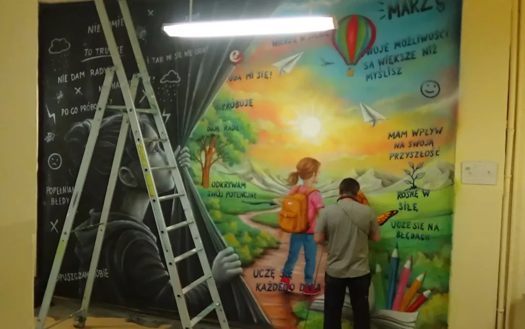 Mural w szkole, pozytywne przesłanie, inspirujący mural motywacyjny dla młodzieży namalowany w Chojnowie