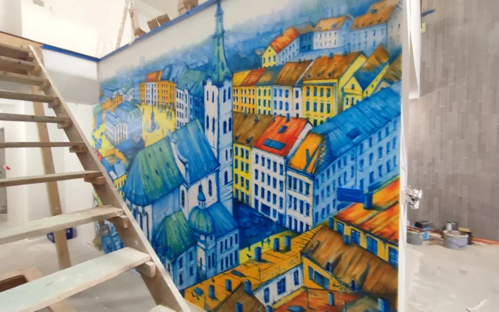 Mural, panoram miasta Lwowa w abstrakcyjnej kolorystyce